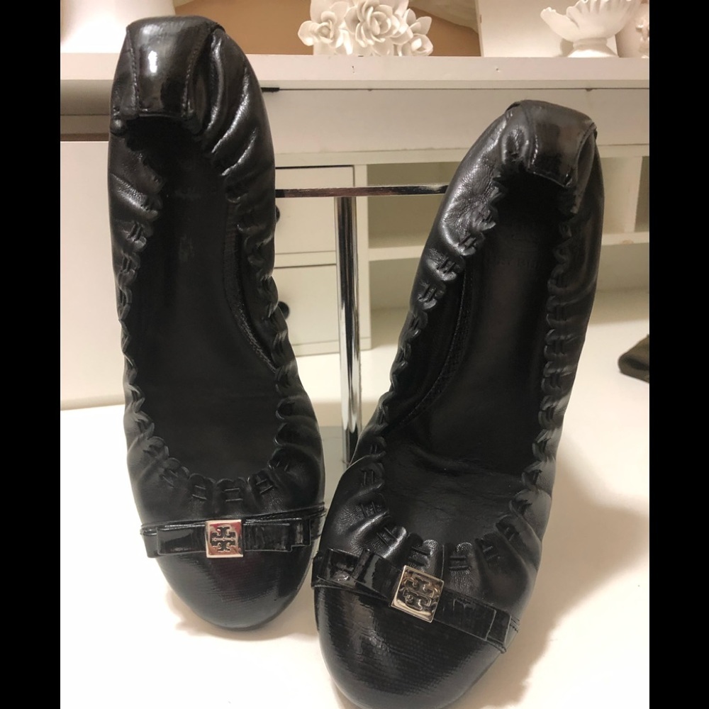 Tory Burch Black Leather Ruched Ballet Flats with Logo Plaque